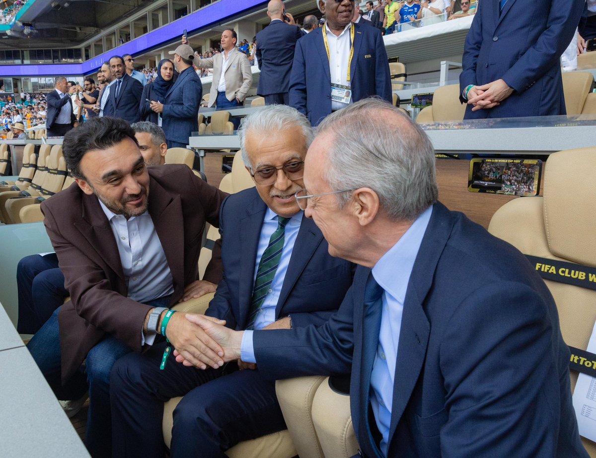 📸| سمو وزير الرياضة @Abdulaziztf خلال حضوره مباراة فريق الهلال ونظيره ريال مدريد الأسباني ضمن بطولة كأس العالم للأندية 2025، على ملعب هارد روك بمدينة ميامي الأمريكية