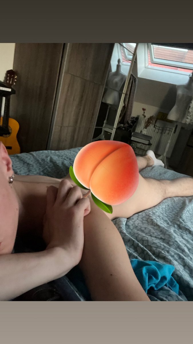 TeddyZbb's tweet photo. quelqu’un veut voir la photo sans emoji? 🤭 https://t.co/NqqL5xWB6z