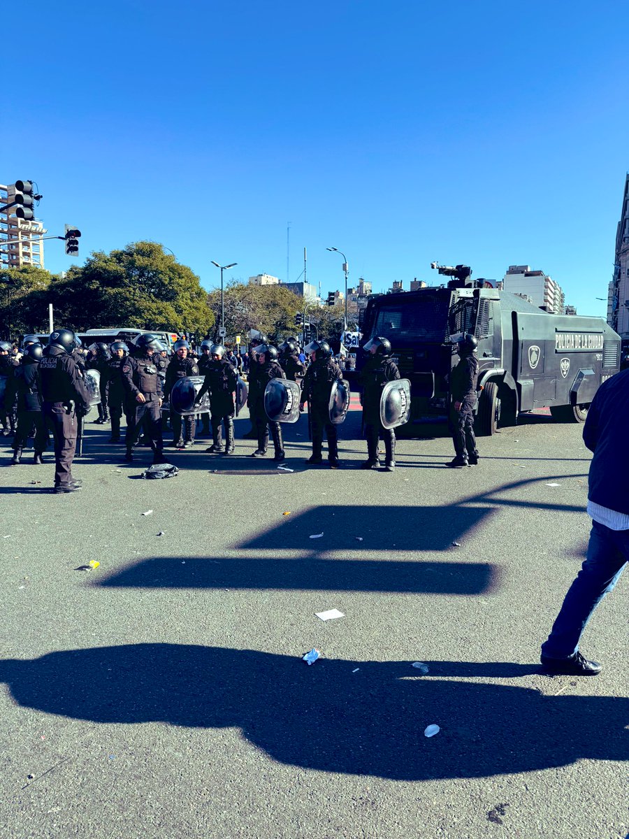 lvlatute's tweet photo. Ensayo general para la farsa actual teatro antidisturbios 🎵 Buena suerte y Más que suerte… Sin alarma Me voy corriendo a ver….. Qué escribe en mi pared.  La tribu de mi calle https://t.co/FNgRvTAFJn