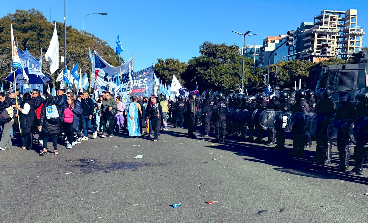 lvlatute's tweet photo. Ensayo general para la farsa actual teatro antidisturbios 🎵 Buena suerte y Más que suerte… Sin alarma Me voy corriendo a ver….. Qué escribe en mi pared.  La tribu de mi calle https://t.co/FNgRvTAFJn