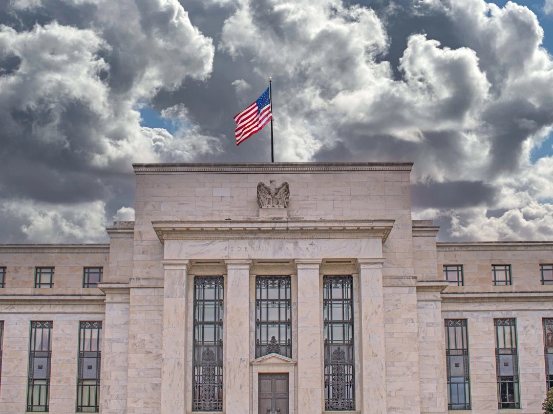Die US-Notenbank #Fed passt den Leitzins nicht an. Stattdessen wartet sie auf die Entwicklung des Handelskonflikts und setzt die Zinspause fort. Trotzdem: Im  unsicheren Umfeld rechnet sie mit zwei Zinssenkungen bis Ende 2025.
#FederalBank 

migrosbank.ch/de/ratgeber/ma…