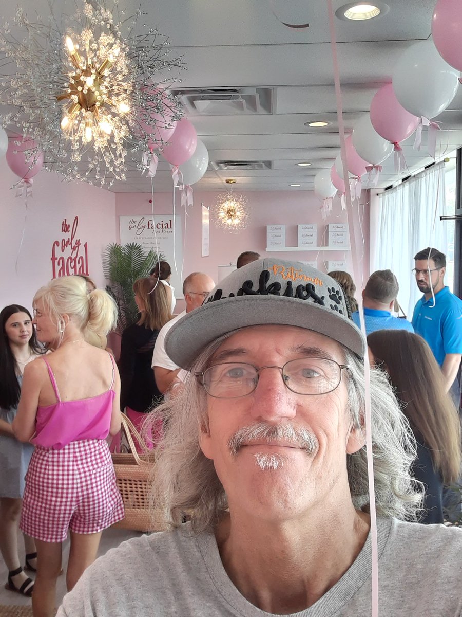 Scanner News STL (@scannernewsstl) on Twitter photo •The Only Facial held a Grand Re-Opening and Ribbon Cutting today (6-18-25) at 1183 Colonnade Center in Des Peres.
•The 11:30 A-M ribbon cutting was hosted by the <a href="/kirkwoodchamber/">KirkwoodDesPeresCOC</a>.
•Manager Karsten Houston is holding the giant scissors. •The Only Facial held a Grand Re-Opening and Ribbon Cutting today (6-18-25) at 1183 Colonnade Center in Des Peres.
•The 11:30 A-M ribbon cutting was hosted by the <a href="/kirkwoodchamber/">KirkwoodDesPeresCOC</a>.
•Manager Karsten Houston is holding the giant scissors.
