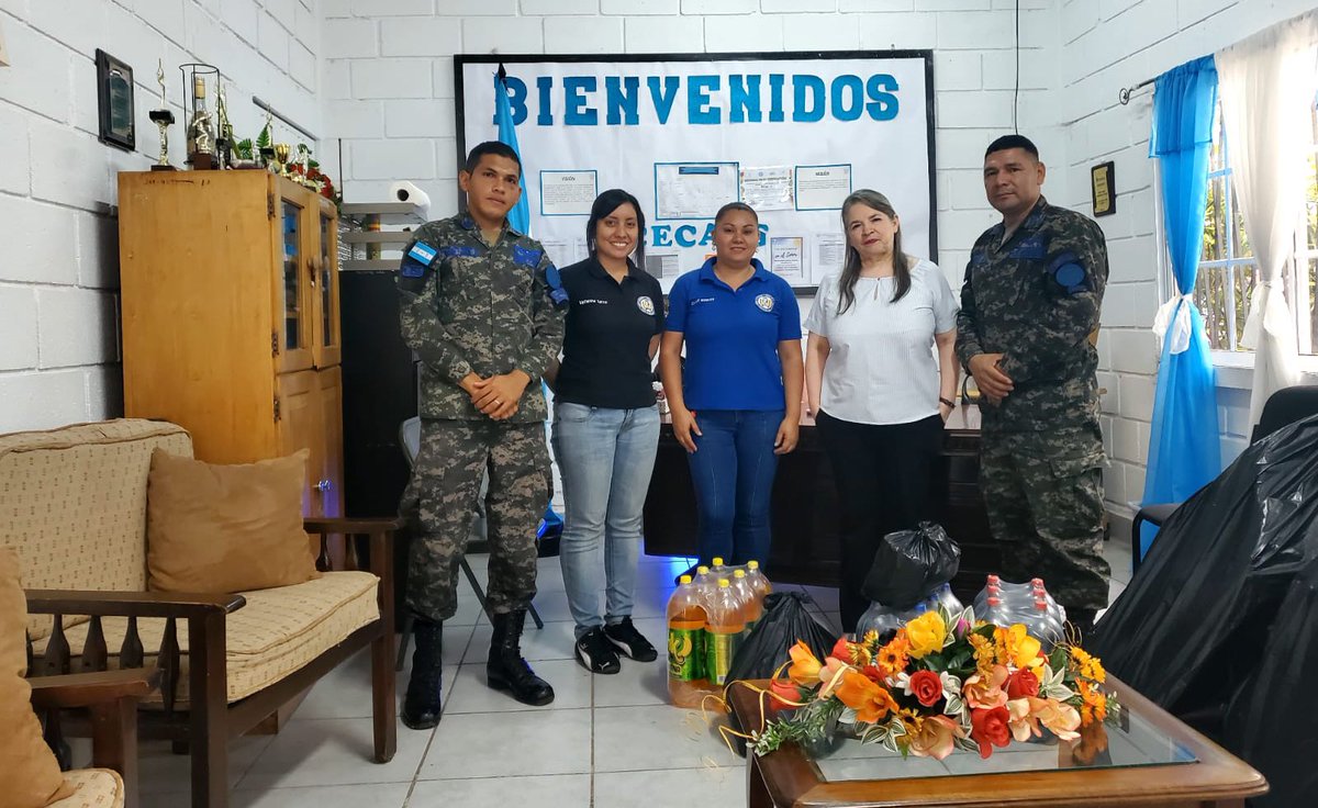 AereaHn's tweet photo. #NoticiasFAH ||El Departamento de Asuntos Civiles de la FAH realizó una importante proyección social en el Centro de Capacitación Especial #CECAES, con el propósito de compartir en camaradería y hacer entrega de implementos de aseo que serán de gran beneficio para 130 jóvenes que integran este centro.

#FAHcontigo  “Las Alas de Honduras” #CentinelasDelAire #94añosFAH
#200AñosAlServicioDeLaNación