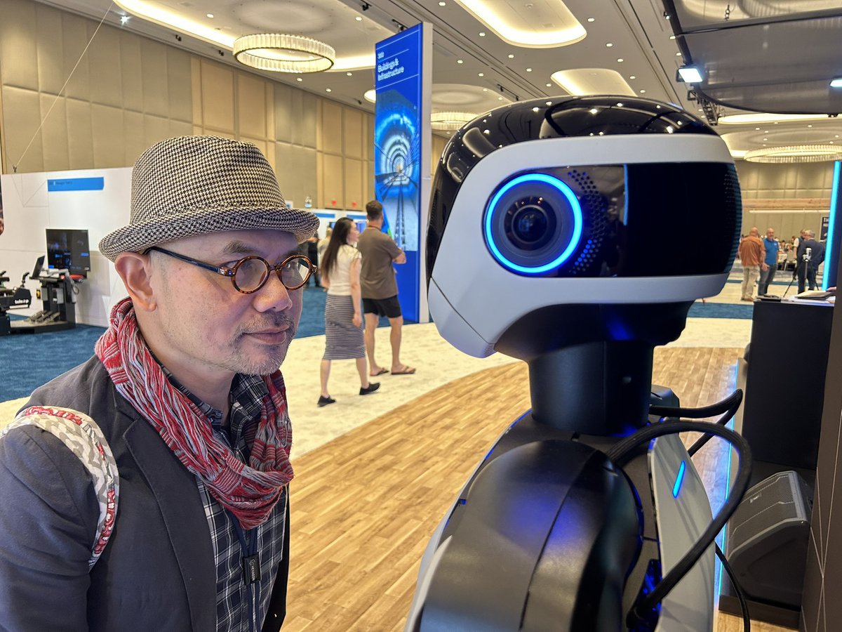 Editor <a href="/KennethwongSF/">KennethwongSF</a> coming face to face with the humanoid robot AEON at #hexagonLIVE in Vegas.