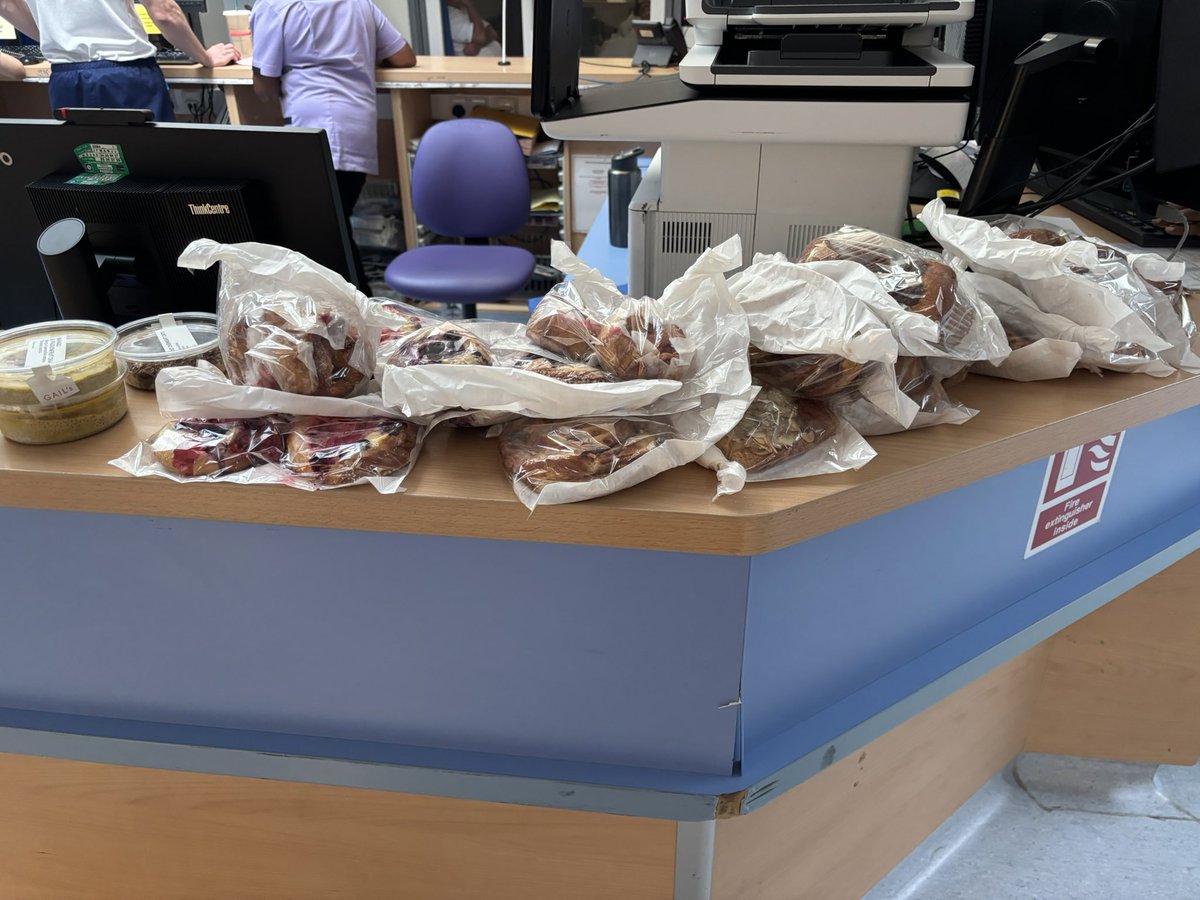Cakes delivered to staff in Majors  department <a href="/WhippsHosp/">WhippsCrossHospital</a> .🙏🏿