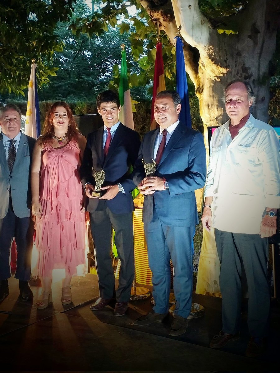 Pablo Aguado, galardonado por la Cátedra Taurina del Ateneo de Triana.
Reconocimiento concedido en el marco de los VI Premios del Ateneo de Triana.