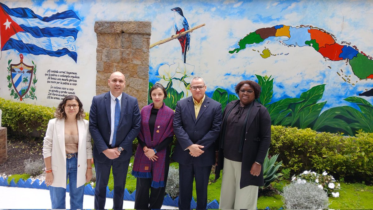 Desde @EmbaCubaCol, acompañamos al Viceministro de Agricultura de Cuba,<a href="/MauryHechavarr1/">Maury Hechavarría Bermúdez</a>
en su encuentro  con  la Ministra de Agricultura y Desarrollo Rural de Colombia <a href="/MCarvajalinoV/">Martha Carvajalino</a>.
Abordaron temas de interés común en este sector estratégico.