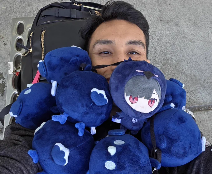 So it turns out my luggage took a different plane than me and that's why I still haven't left this airport for the past 4 hours At least I have nerissa and the jailbirds to keep me company Just a couple hours to wait