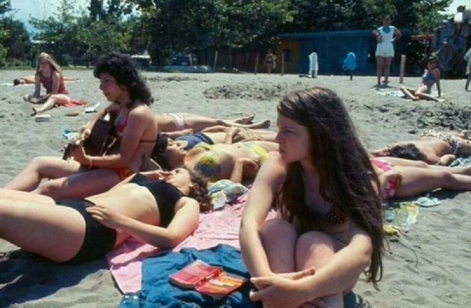 TheGlobal_Index's tweet photo. @visegrad24 A beach in Iran, 1970 https://t.co/ehrx9k3oqZ