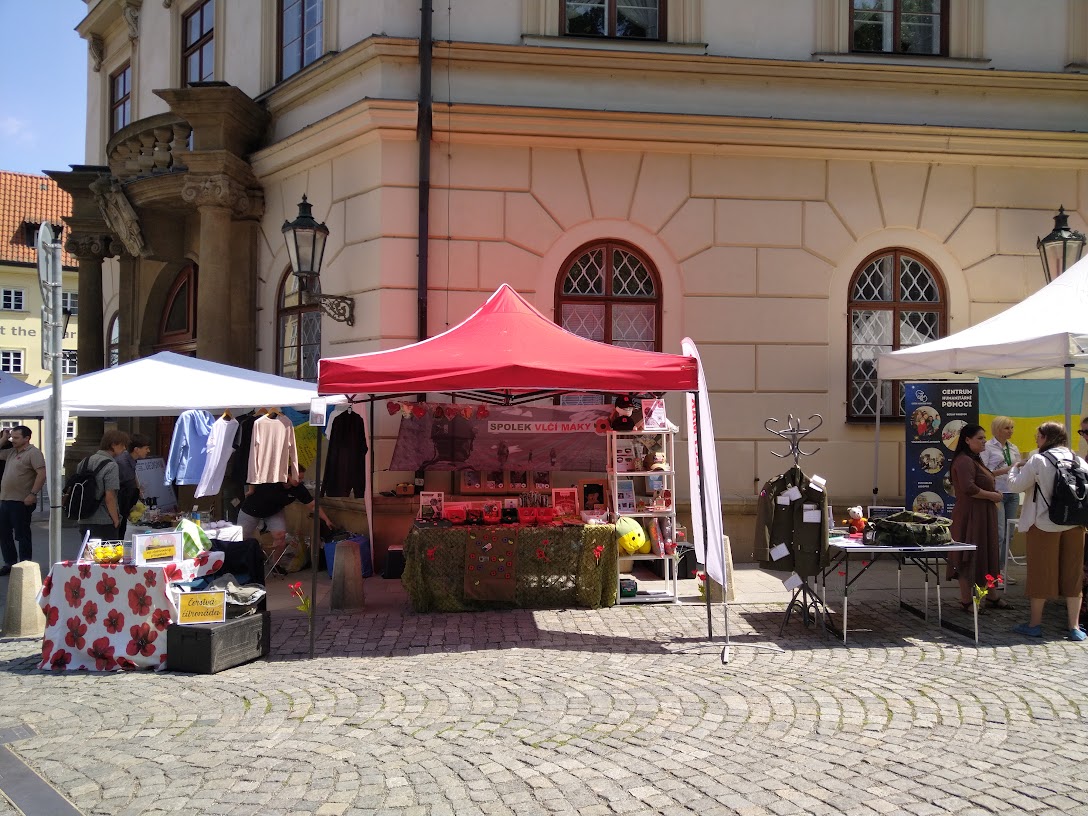 spolek_vlcimaky's tweet photo. Před pár dny jsme se už podruhé zúčastnili Veletrhu neziskových organizací, který pořádala Praha 1. Na Kampě jsme představili naše projekty jako #neviditelnazraneni 🎭 #lemonmade 🍋 a #easyshorts 🩳 a také jsme vystoupili na paralelně běžící konferenci "Naši Ukrajinci", kde jsme odbornou veřejnost seznámili s programem #REVECA 🇨🇿🇺🇦🪖
Děkujeme za pozvání na skvělou akci a těšíme se na další spolupráci.