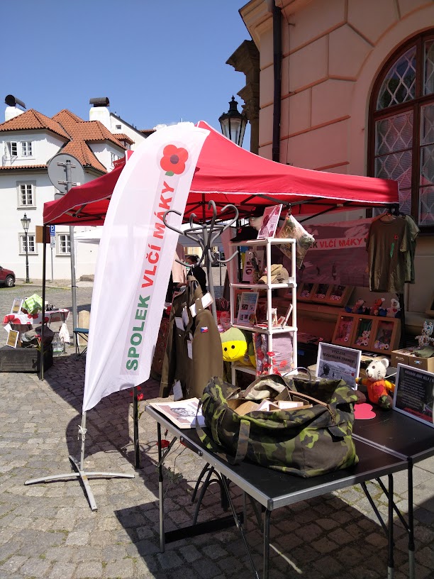 spolek_vlcimaky's tweet photo. Před pár dny jsme se už podruhé zúčastnili Veletrhu neziskových organizací, který pořádala Praha 1. Na Kampě jsme představili naše projekty jako #neviditelnazraneni 🎭 #lemonmade 🍋 a #easyshorts 🩳 a také jsme vystoupili na paralelně běžící konferenci "Naši Ukrajinci", kde jsme odbornou veřejnost seznámili s programem #REVECA 🇨🇿🇺🇦🪖
Děkujeme za pozvání na skvělou akci a těšíme se na další spolupráci.