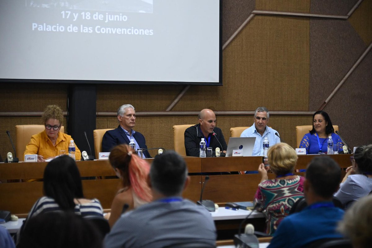 Presidencia Cuba 🇨🇺 (@presidenciacuba) on Twitter photo 🇨🇺| El presidente <a href="/DiazCanelB/">Miguel Díaz-Canel Bermúdez</a> participó está tarde en la sesión de clausura de la Conferencia Nacional de la Unión de Informáticos de #Cuba.
🧵 🇨🇺| El presidente <a href="/DiazCanelB/">Miguel Díaz-Canel Bermúdez</a> participó está tarde en la sesión de clausura de la Conferencia Nacional de la Unión de Informáticos de #Cuba.
🧵