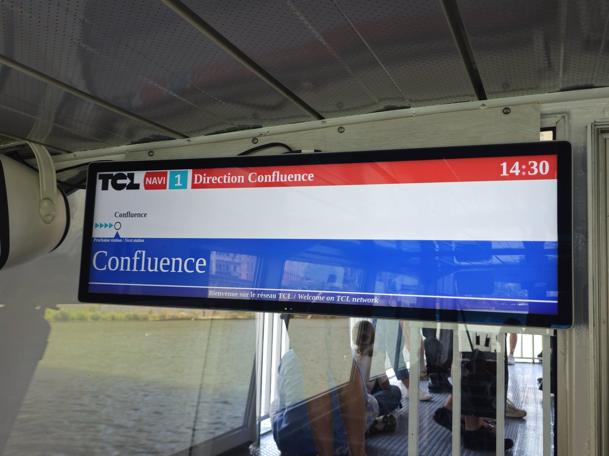 Le logo TCL sur des bateaux ? Non, vous ne rêvez pas !
La navette fluviale TCL entre Vaise et Confluence est ouverte !
Il suffit de votre abonnement TCL ou d’un ticket à 3 € pour l’aller simple ou 5 € l’aller-retour.
Les paysages sont incroyables à bord de cette navette 🤩 !