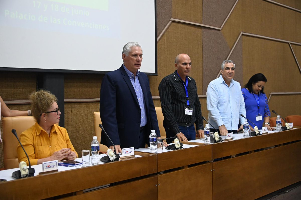Presidencia Cuba 🇨🇺 (@presidenciacuba) on Twitter photo 🗣️| El presidente <a href="/DiazCanelB/">Miguel Díaz-Canel Bermúdez</a> convocó a avanzar más en el proceso de transformación digital, "y ustedes son los principales impulsores", dijo. 🗣️| El presidente <a href="/DiazCanelB/">Miguel Díaz-Canel Bermúdez</a> convocó a avanzar más en el proceso de transformación digital, "y ustedes son los principales impulsores", dijo.
