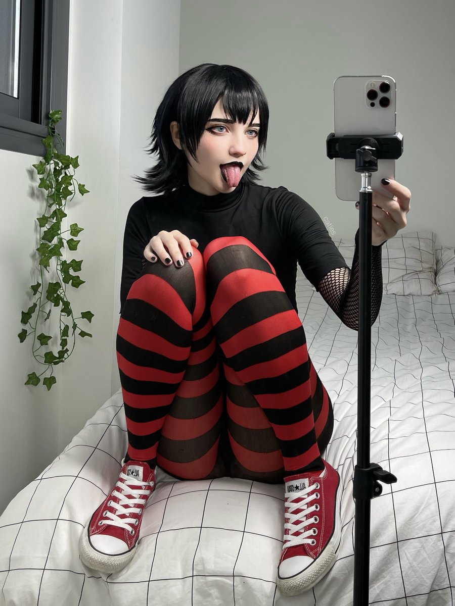 Say “yes pls” for free cosplay nudies (serious)