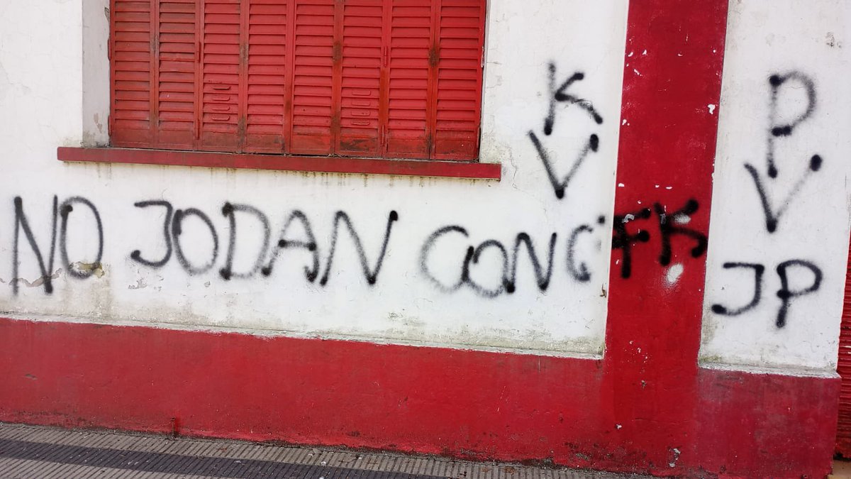 JRBsAs's tweet image. Hoy las sedes de la @ucr_lp fueron vandalizaras, nos preocupa la escalada de violencia en discursos de odio y ataques contra los espacios de militancia.
Defender la libertad es con tolerancia, cuidando nuestra historia y la democracia.