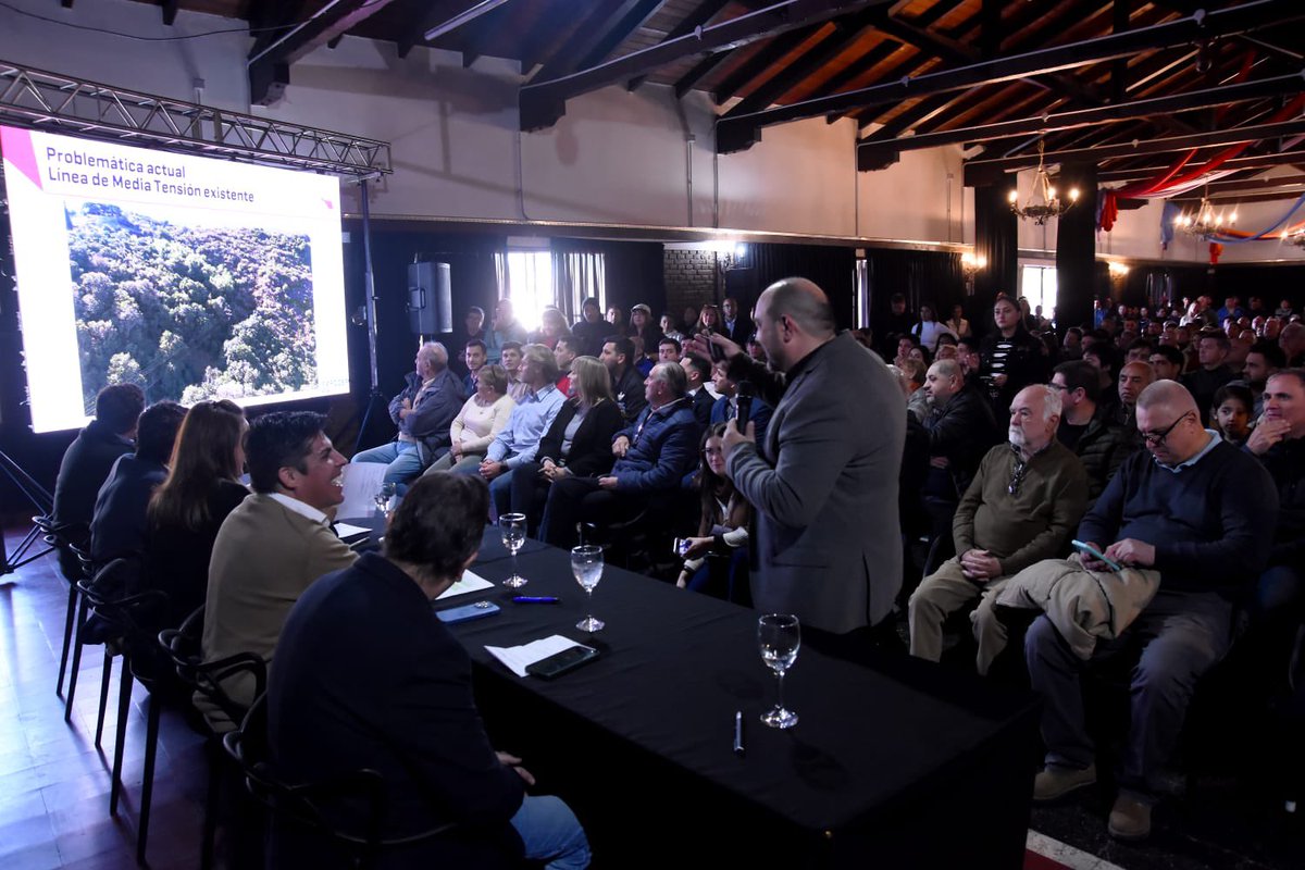 MarioRivarolaOK's tweet image. 🏗️ La obra incluye una línea troncal de 3,6 km y un nuevo centro de distribución con 7 circuitos independientes.

Fruto de gestiones conjuntas entre la Municipalidad y la Cooperativa de Servicios Públicos Embalse.

📍Ubicación: Illia y El Quebracho.