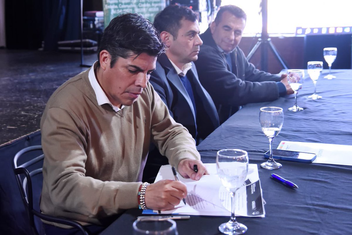 MarioRivarolaOK's tweet image. Más de 400 personas participaron del acto junto a autoridades provinciales y locales.
Es una obra histórica, fruto del trabajo colectivo que empuja hacia adelante.
Embalse avanza con decisión.