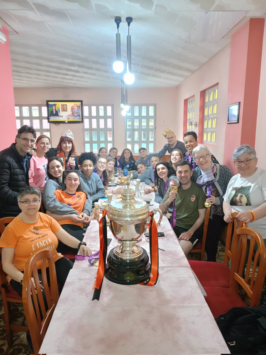 As nosas guerreiras, marchouse do equipo CD Burela FS, cada unhas delas están separadas e algunhas delas estan xuntas, pero en diferentes equipos. Sempre seredes os nosos corazóns laranxas.

Moitas grazas, guerreiras. Vémonos pronto nos pabellóns...🥺💔🫂🧡