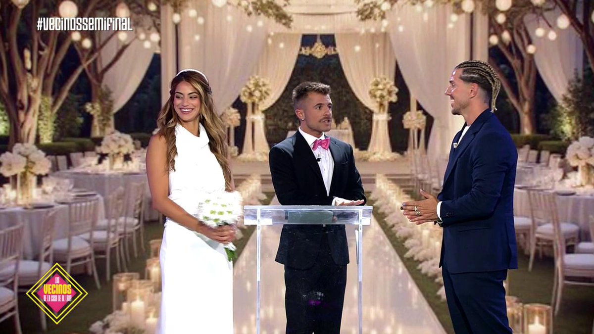 Beso De Boda Bajo El Cielo Azul Turco Imagen de archivo - Imagen de  oscurecer, interracial: 24831341, image size:1200x675