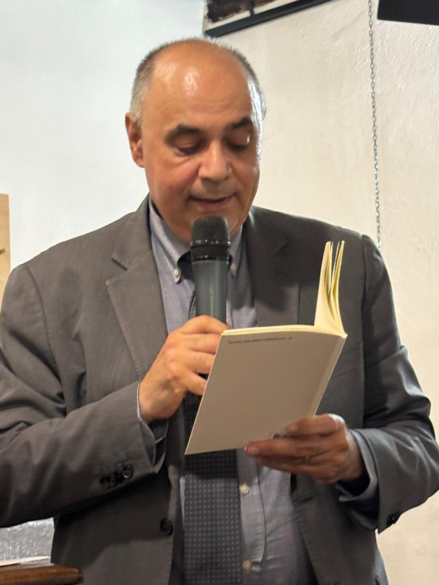 calli_01's tweet photo. Ieri, al Teatro Aleph a Trastevere, diretto da Luigi Celi  e Giulia Perrone, Francesca Farina , ha presentato la sua ultima silloge, "Dall'abisso - Poesie 2000 - 2024". Belle presentazioni di  Luigi Celi e Plinio Perilli  e le letture dei poeti presenti,  musica di Amdeo Morrone https://t.co/aDnbyjsywW