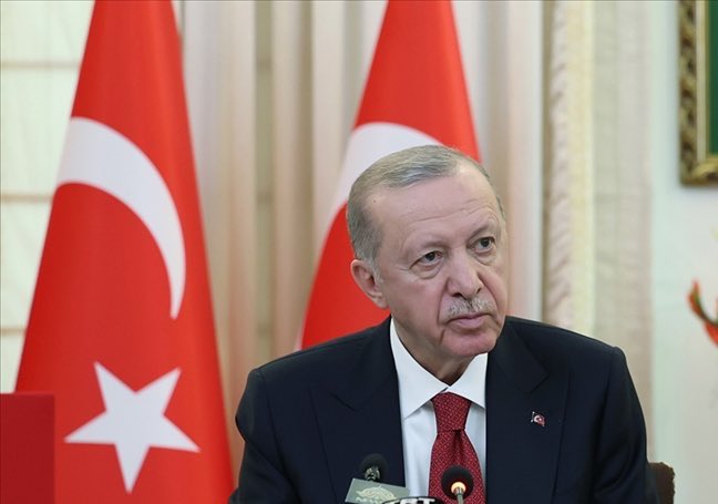 نمضي بحزم وقوة نحو هدفنا المتمثل بالاستقلال التام في الصناعات الدفاعية التركية.. اليوم تركيا أصبحت دولة تحمي سماءها بأنظمة دفاع جوي محلية الصنع وتتمتع ببنية دفاعية متكاملة ومتعددة الطبقات ونحن سنقوم بتعزيز هذه البنية أكثر وأكثر فليطمئن شعبُنا.

- الرئيس التركي رجب طيب أردوغان