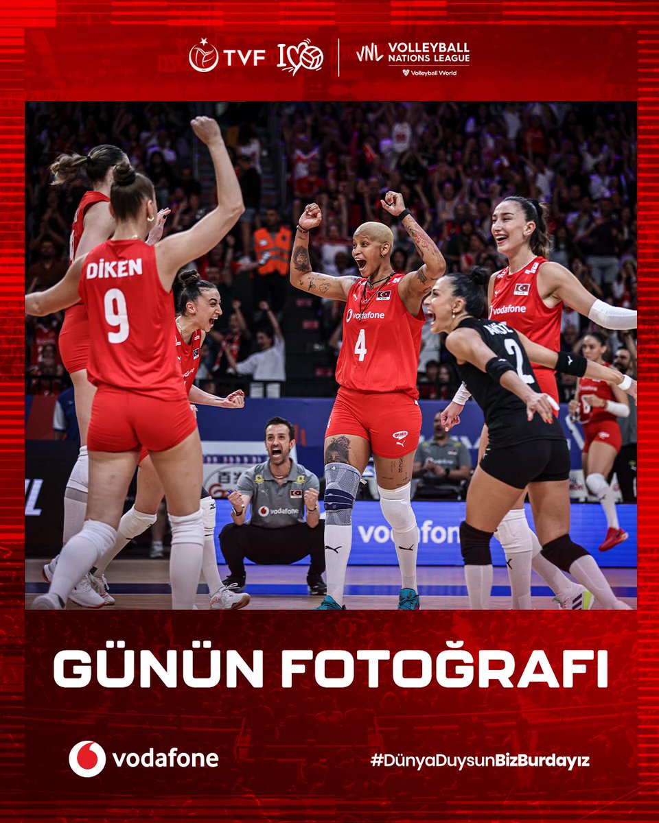 14 yıl sonra, aynı heyecanla, müthiş coşkuyla gelen galibiyet ve karşınızda günün fotoğrafı! ❤️ 🇹🇷