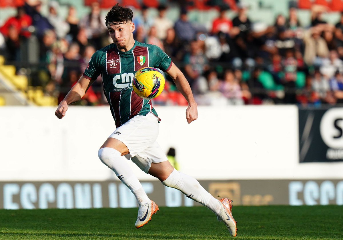 Diogo Travassos will renew and may 'freeze' signing

He's entering the final year of his contract but will extend it and be a player for the future. 

If he seizes his chance in pre-season, he could even make the Sporting management not sign a right-back

(<a href="/abolapt/">A BOLA</a>)