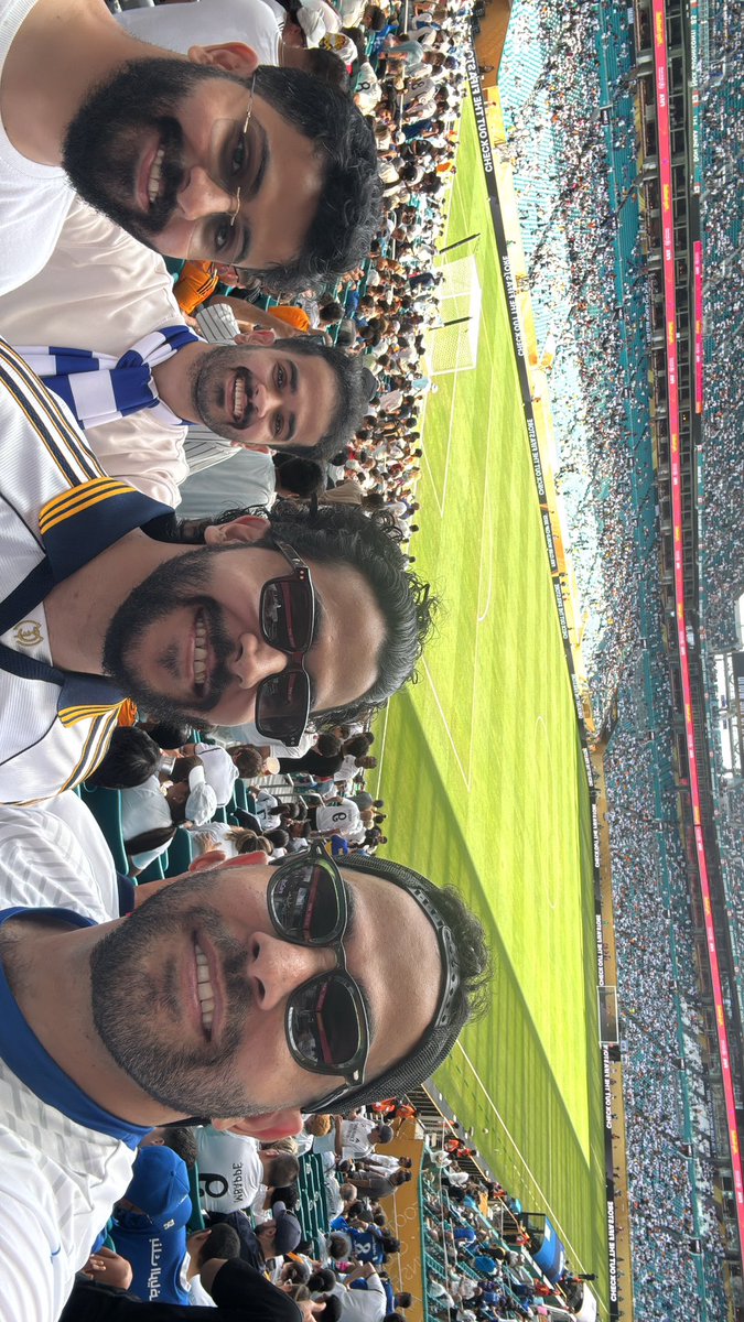 MANSOOUURR's tweet photo. #AlHilal #Madrid 💙🤍 https://t.co/2cHknqT7kn