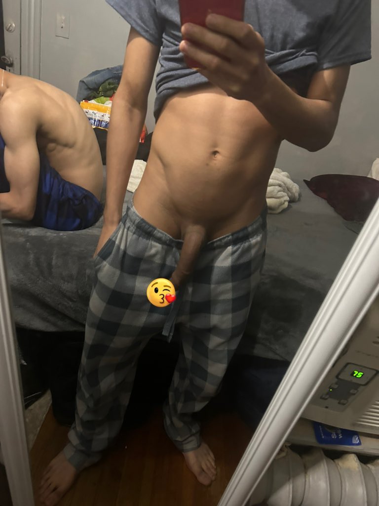 vic_back_on's tweet photo. Sub to my onlyfans free at 500+subs https://t.co/SqCdILAfvy https://t.co/ydmHCrKSry