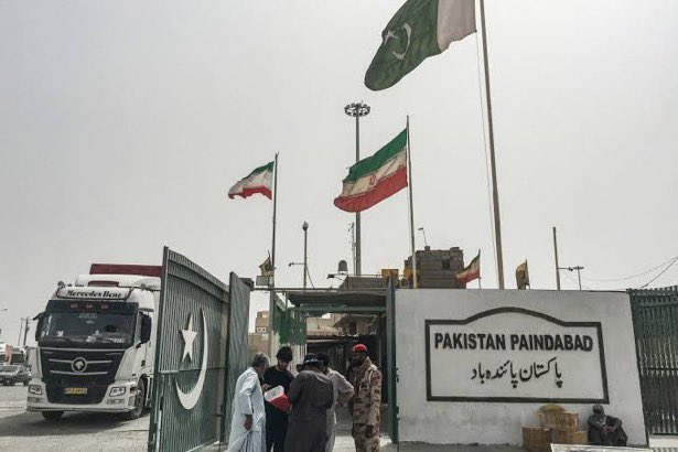 DeyanatNews's tweet image. 🚨🇵🇰🇮🇷 Pakistan’s Foreign Ministry confirms:
“All border crossings with Iran remain fully open and operational.”

#Pakistan #Iran #BorderUpdate #BreakingNews #DeyanatNews