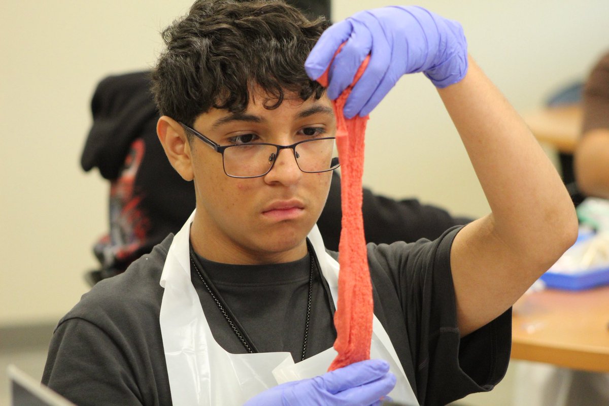 1stGscholars's tweet image. 2/4 @NLCPR #HighSchool Summer #ElectricalEngineering Camp Day 1 ~ Scholars applied the #engineeringdesignprocess to complete various challenges, explored electrical #circuits, solved real-world problems, applied critical thinking skills, worked in collaborative teams, & so much…