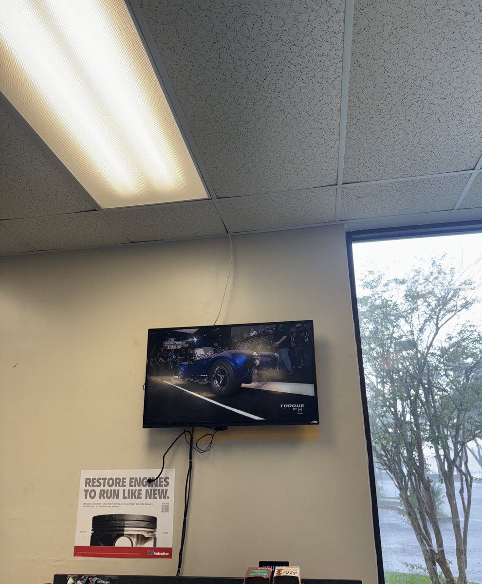 İşin gücün arasında bütün dükkan toplandı carrol shelby'in kişisel super snake cobra aracının açık arttırmasını izliyoz 5 milyon dolara gidiyor şu an