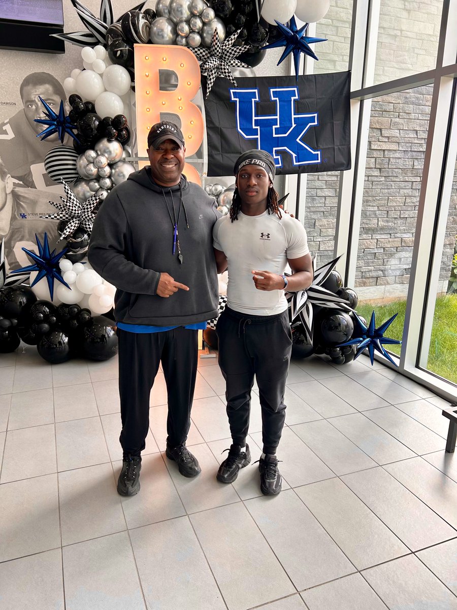 Anthonymcm5's tweet image. I had a great time being at the university of Kentucky today & I enjoyed the camp as well. Looking forward to coming back up for a game ! 🔵 ⚪️
@CoachJ_Boulware
@CoachBuffano @CoacH_BWILLL @UKStoopsTroops @UKCoachStoops @prepsrecruit @AllenTrieu @JimComparoni