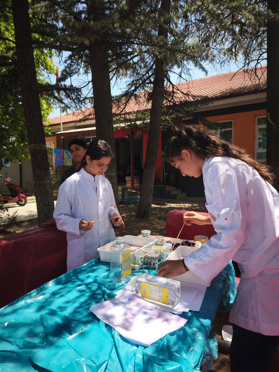 Dönem Sonu Faaliyet Haftası kapsamında okul bahçemizde Ebru Sanatı çalışması gerçekleştirildi.