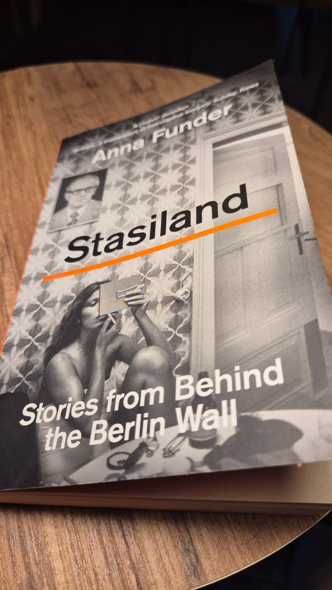23 jaar oud maar nog steeds een fascinerende inkijk in de DDR. Huiveringwekkend hoe op elke 63 burgers 1  Stasi-professional of burgerverklikker actief was.  Ook een aanrader: Over de Muur van mijn collega Ulrike Nagel die haar kinderjaren in de DDR doorbracht.