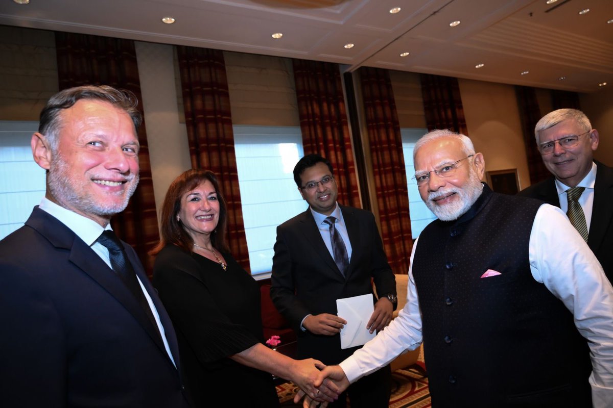Glad to meet again 🇮🇳 PM <a href="/narendramodi/">Narendra Modi</a> in 🇭🇷, together with PM <a href="/AndrejPlenkovic/">Andrej Plenković</a>.

🇪🇺 and 🇮🇳 are like-minded partners, committed to strengthening our links in trade, tech, security and defence. 

We discussed promoting the India–Middle East–Europe Economic Corridor (IMEC), with 🇭🇷