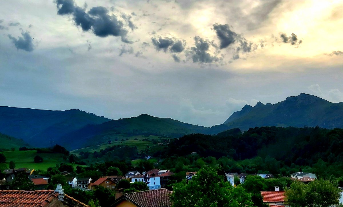 Lento el Sol se ocultó tras las montañas,
El Cielo tornó de dorados colores a grises, presagia Tormenta.
Es ya la Hora entre horas,
Ésa Mágica, qué a la Noche, precede.
Y qué Seáis Muy Felices en Ella,
Mi Hada y yo Os Deseamos,
Alegría y,
Fantasía...🧚‍♂️🕶

#AtardeceresDeCantabria