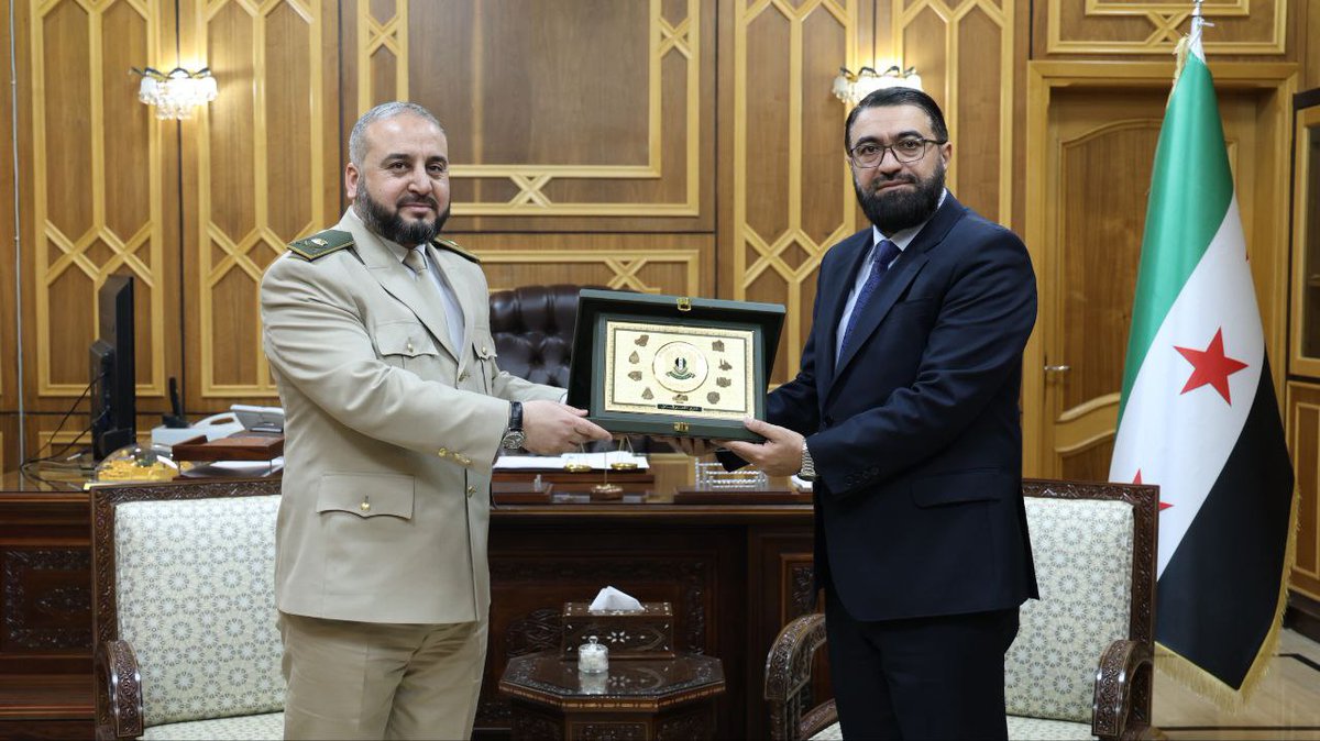 SyrMOfj's tweet image. بهدف تعزيز الجهود المشتركة لتحقيق الأهداف الوطنية بما يخدم مصلحة الوطن والمواطنين، استقبل وزير العدل الدكتور "مظهر الويس" وفدًا من وزارة الدفاع برئاسة وزير الدفاع اللواء "مرهف أبو قصرة"، وذلك في مقر الوزارة بدمشق.
وتناول اللقاء القضايا المشتركة بين الوزارتين وسبل تعزيز التعاون…