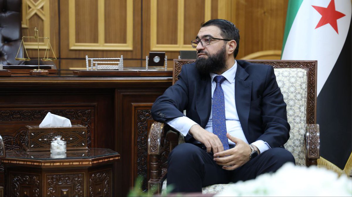 SyrMOfj's tweet image. بهدف تعزيز الجهود المشتركة لتحقيق الأهداف الوطنية بما يخدم مصلحة الوطن والمواطنين، استقبل وزير العدل الدكتور "مظهر الويس" وفدًا من وزارة الدفاع برئاسة وزير الدفاع اللواء "مرهف أبو قصرة"، وذلك في مقر الوزارة بدمشق.
وتناول اللقاء القضايا المشتركة بين الوزارتين وسبل تعزيز التعاون…