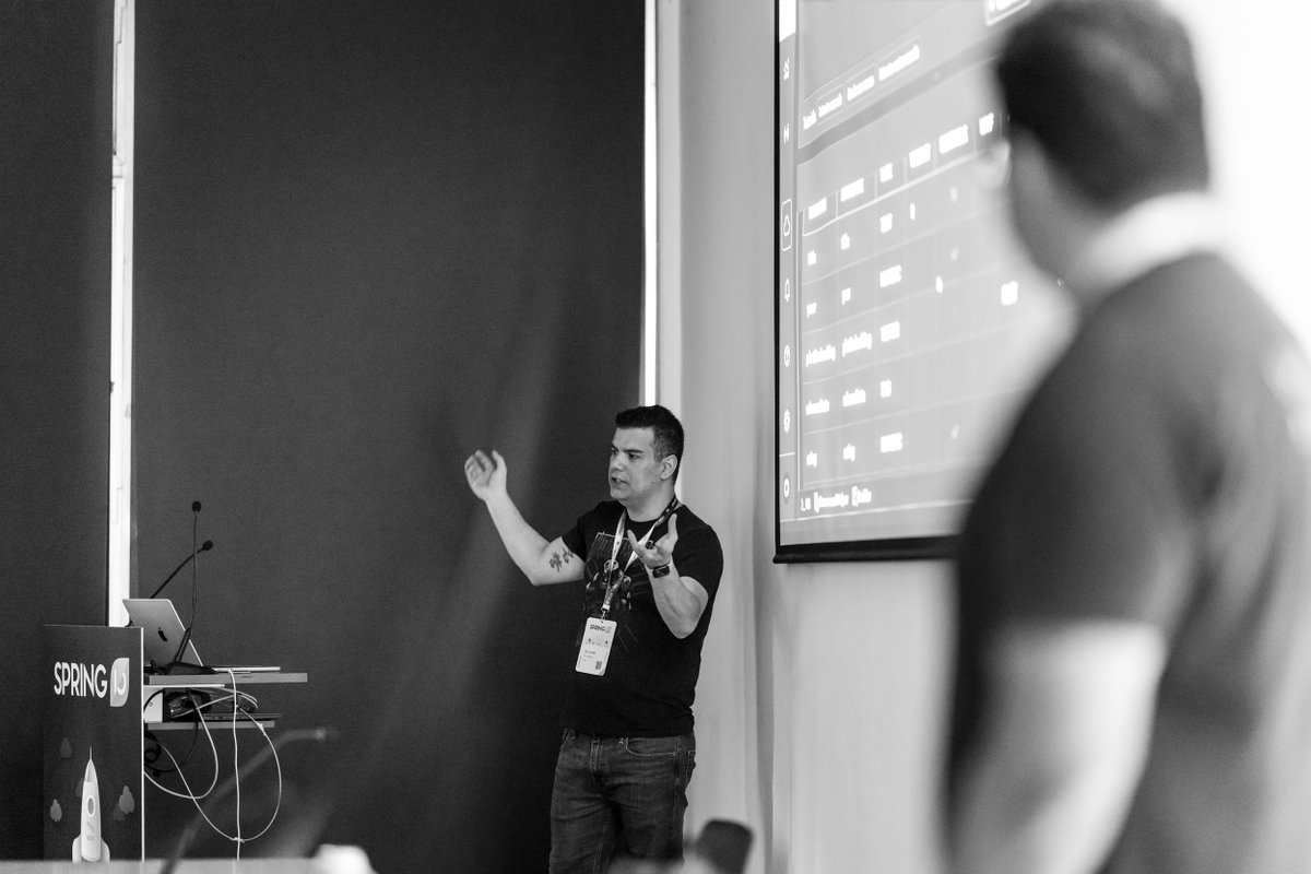 riferrei's tweet image. I don't always speak at the Spring I/O conference. But when I do, I give thumbs up to the photographer when they take pictures. 😅