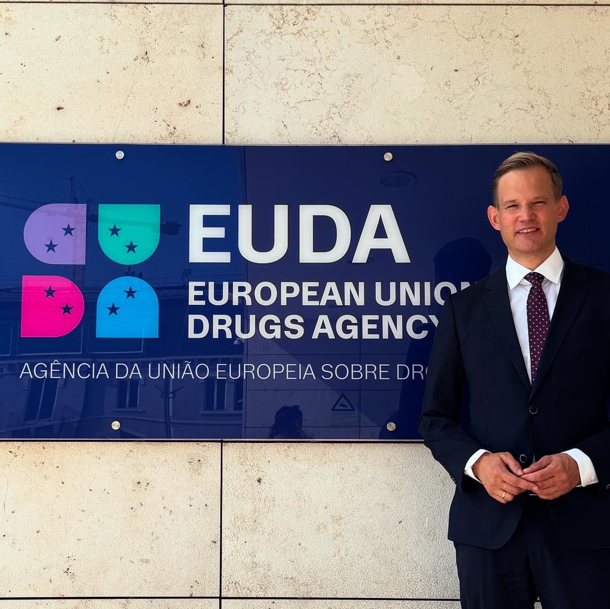 Hendrik Streeck (@hendrikstreeck) on Twitter photo Neues Amt, neue Verantwortung:
Die europäischen Partner haben mich heute mit großer Mehrheit in den Exekutivausschuss der <a href="/EUDrugsAgency/">European Union Drugs Agency (EUDA)</a> gewählt. 🙏🏻 für das Vertrauen! Neues Amt, neue Verantwortung:
Die europäischen Partner haben mich heute mit großer Mehrheit in den Exekutivausschuss der <a href="/EUDrugsAgency/">European Union Drugs Agency (EUDA)</a> gewählt. 🙏🏻 für das Vertrauen!