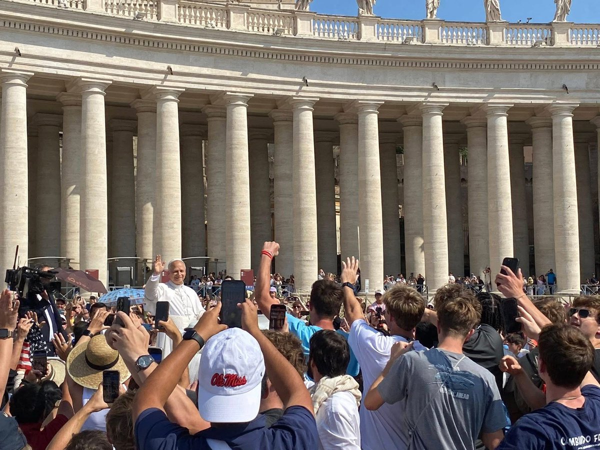 MoellerHS's tweet image. One of the many once-in-a-lifetime experiences that Men of Moeller have had on their senior class trip this week - seeing Pope Leo XIV, who pointed and smiled at them when hearing their USA chants.