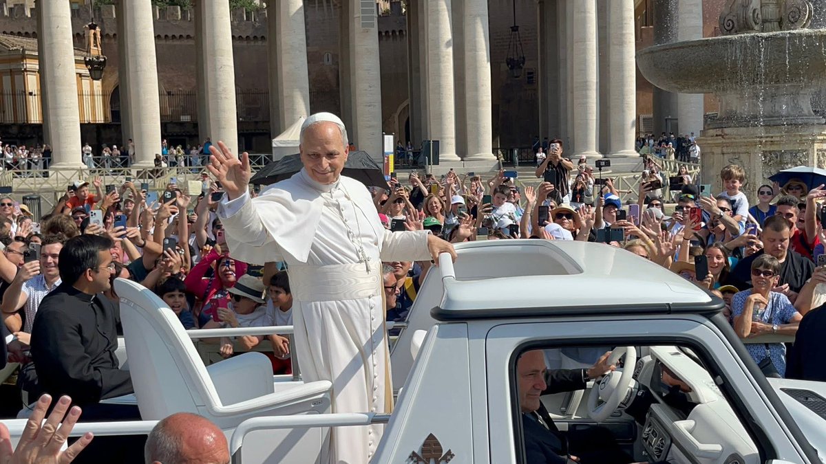 MoellerHS's tweet image. One of the many once-in-a-lifetime experiences that Men of Moeller have had on their senior class trip this week - seeing Pope Leo XIV, who pointed and smiled at them when hearing their USA chants.