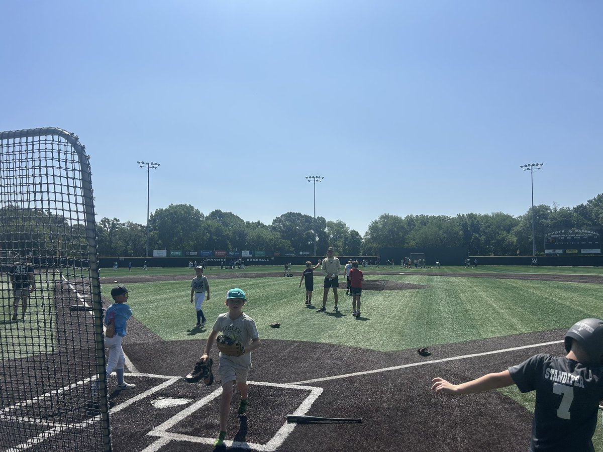 WCoyoteBaseball's tweet image. Kids camp success! Over 160 kids who learned the Coyote Way and we even got sno cones! #WelcomeToOurDen @WCCoyotes @WfordCollege