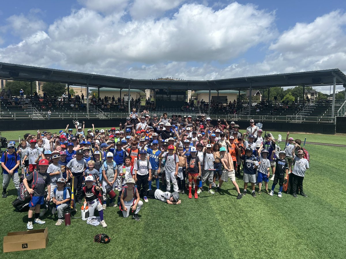 WCoyoteBaseball's tweet image. Kids camp success! Over 160 kids who learned the Coyote Way and we even got sno cones! #WelcomeToOurDen @WCCoyotes @WfordCollege