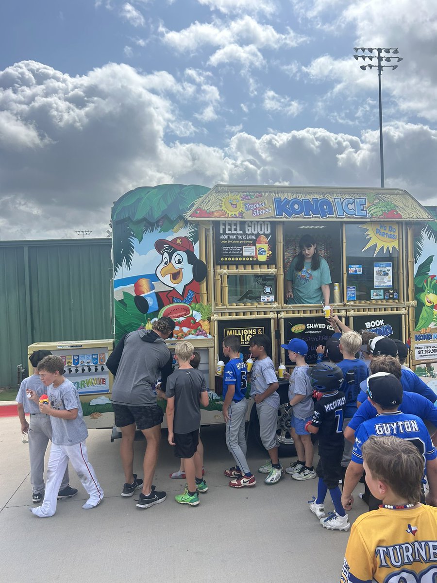 WCoyoteBaseball's tweet image. Kids camp success! Over 160 kids who learned the Coyote Way and we even got sno cones! #WelcomeToOurDen @WCCoyotes @WfordCollege