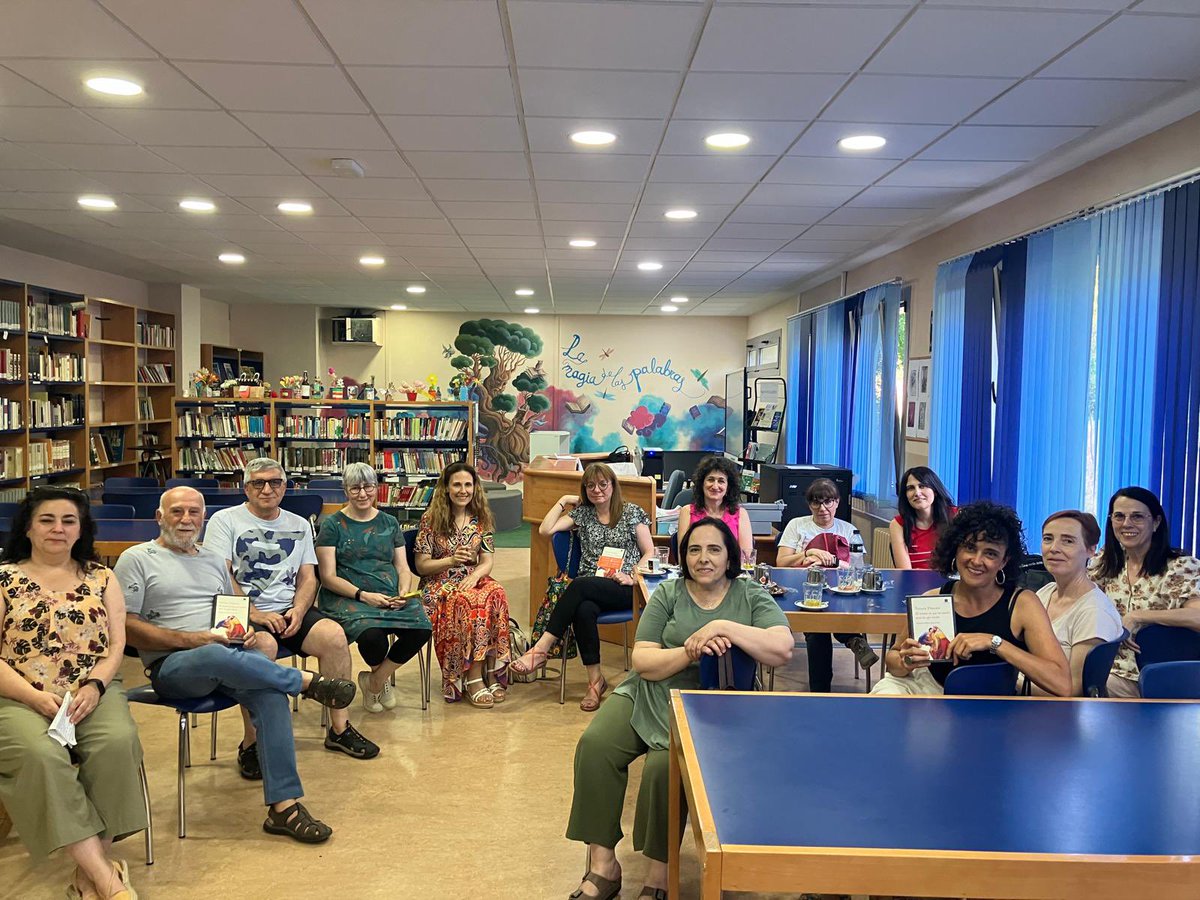 En nuestro último café literario nos hemos sumergido y buceado en esos ojos verdes que han reinado en esta última historia que hemos leído. 
Nos despedimos hasta el curso que viene con la alegría de continuar