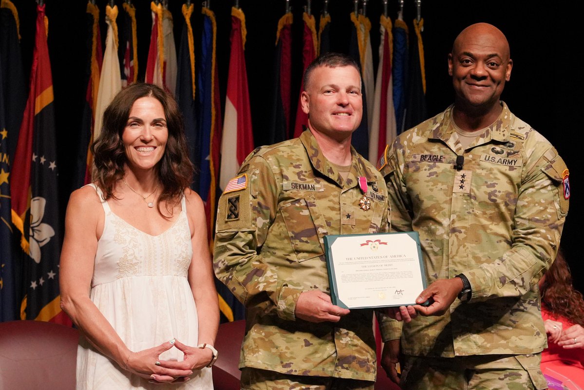 usacac's tweet image. Soldiers bid “lamps out” to Brig. Gen. Mark W. Siekman, deputy commanding general, Reserve Affairs (IMA), Combined Arms Center and Brig. Gen. Bryan L. Babich, director, Mission Command Center of Excellence, June 18, 2025 at Fort Leavenworth, Kansas. #DriveChange