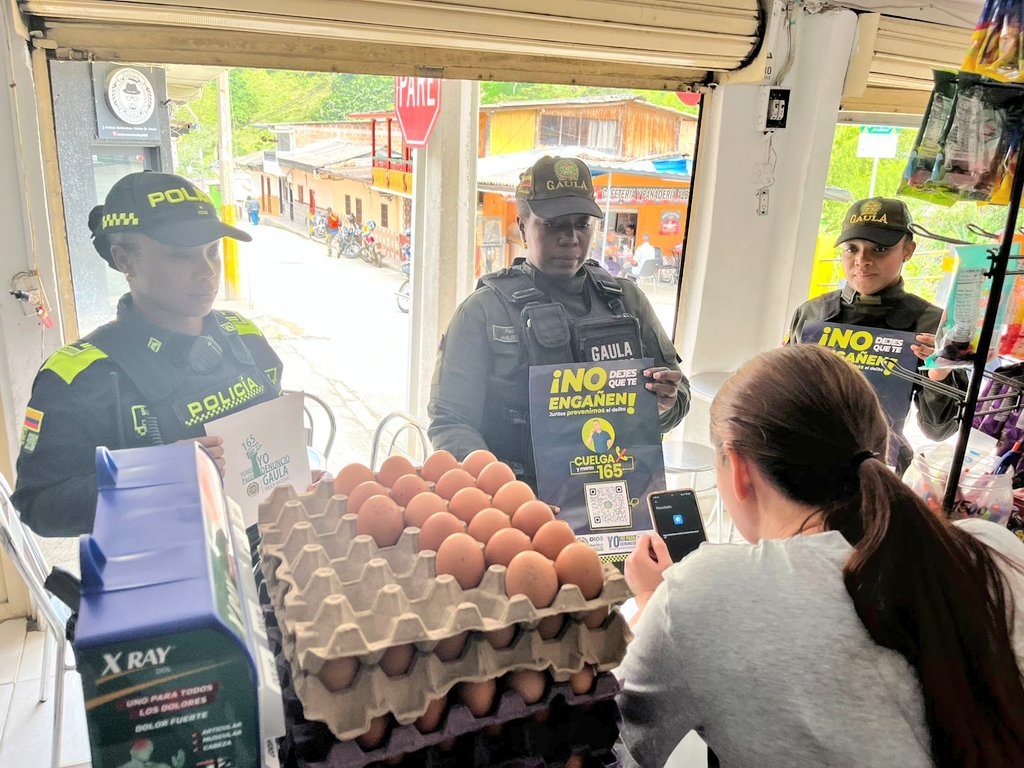 PoliciaChoco's tweet photo. 🚔 @GaulaPolicia intervino en el #CarmenDeAtrato con jornada preventiva dirigida a la comunidad y comercio, para mitigar el secuestro y la extorsión. Se promovió la campaña ¡Yo no pago, yo denuncio!
📲 Línea 165 y código QR.
#YoNoPagoYoDenuncio #Linea165 https://t.co/JYJ9PUYUgV